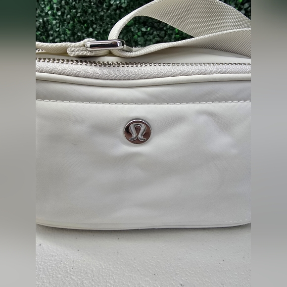 Lululemon Bone Color Camera Bag - Picture 5 of 9